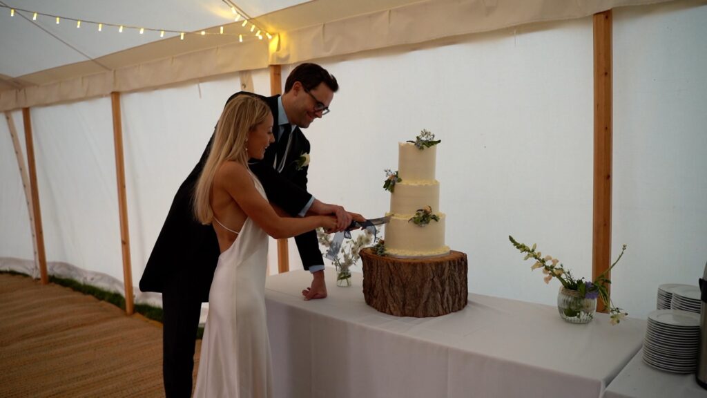wedding cake cut